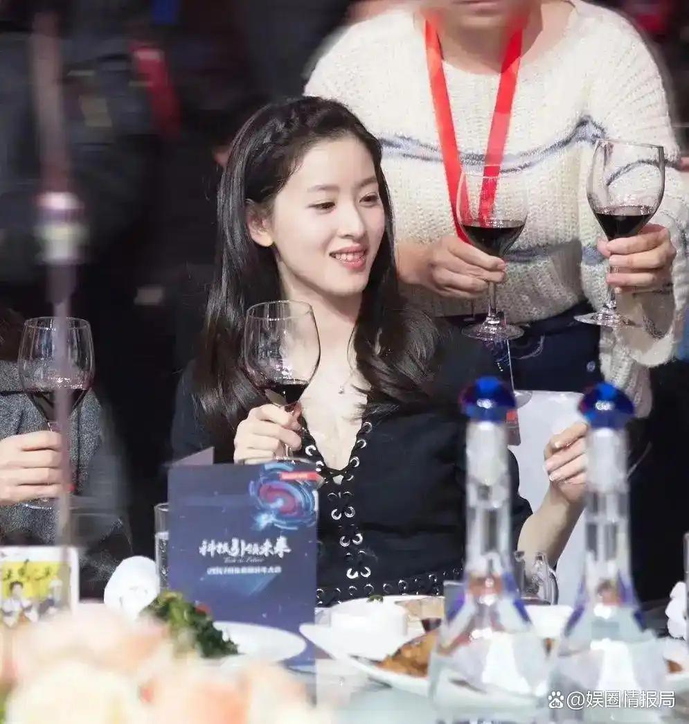 2026年3月28日晚，31岁章泽天现身某高端私人酒会的一组生图在全网刷屏，等话