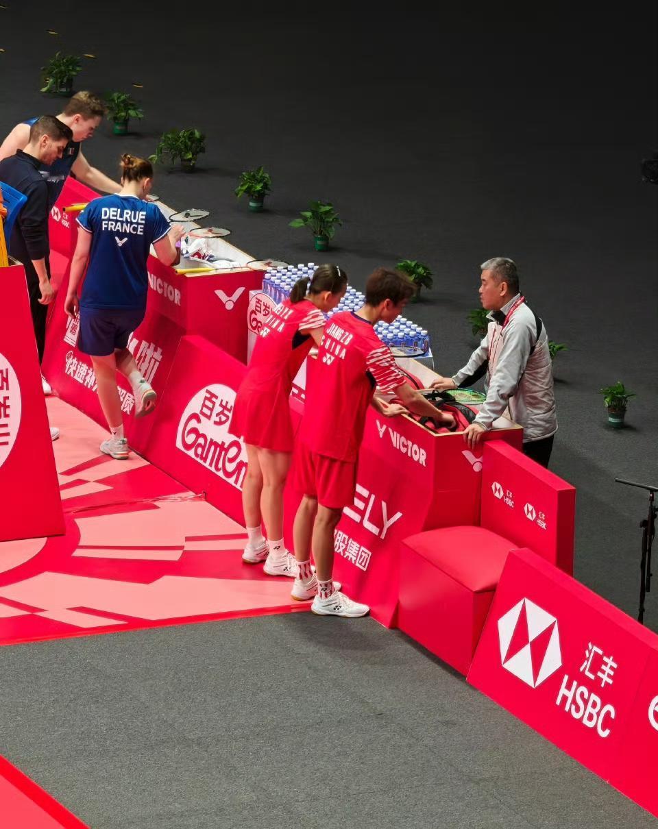 振欣组合🇨🇳稳住稳住！第一局蒋振邦/魏雅欣🇨🇳16-21暂时落后于