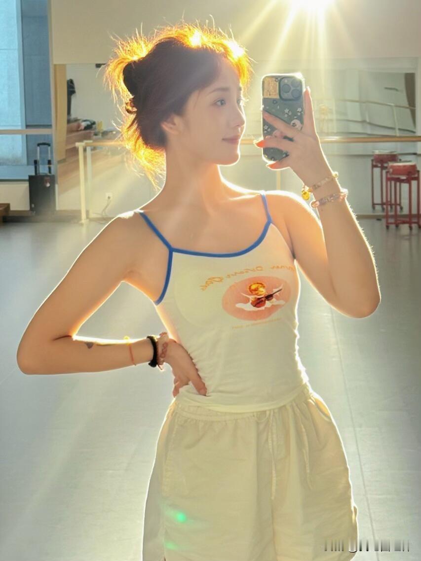 175身高，是一名艺考（剧目）老师工作生活在渝北，96年，薪资待遇还不错毕竟