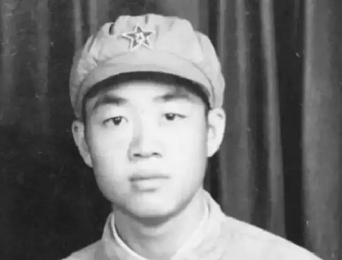1951年，一个15岁新兵擦大炮，埋头看瞄准镜，谁料突然瞅见，敌人阵地上出现一奇