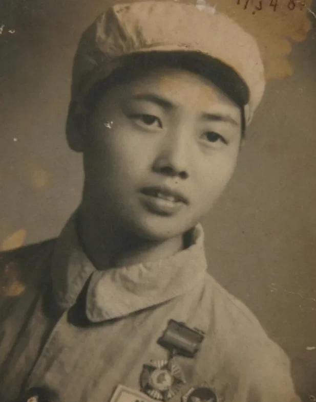 抗美援朝中，一16岁女护士中弹后双目失明，当场昏迷。醒来时，她听到美军叽哩哇啦地