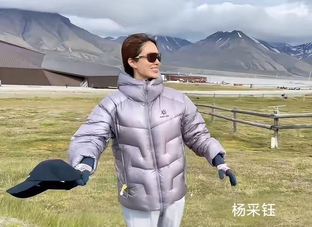 杨采钰和老公到挪威旅行打卡拍照。戴上墨镜的杨采钰，神态气质和刘亦菲妈妈十分相