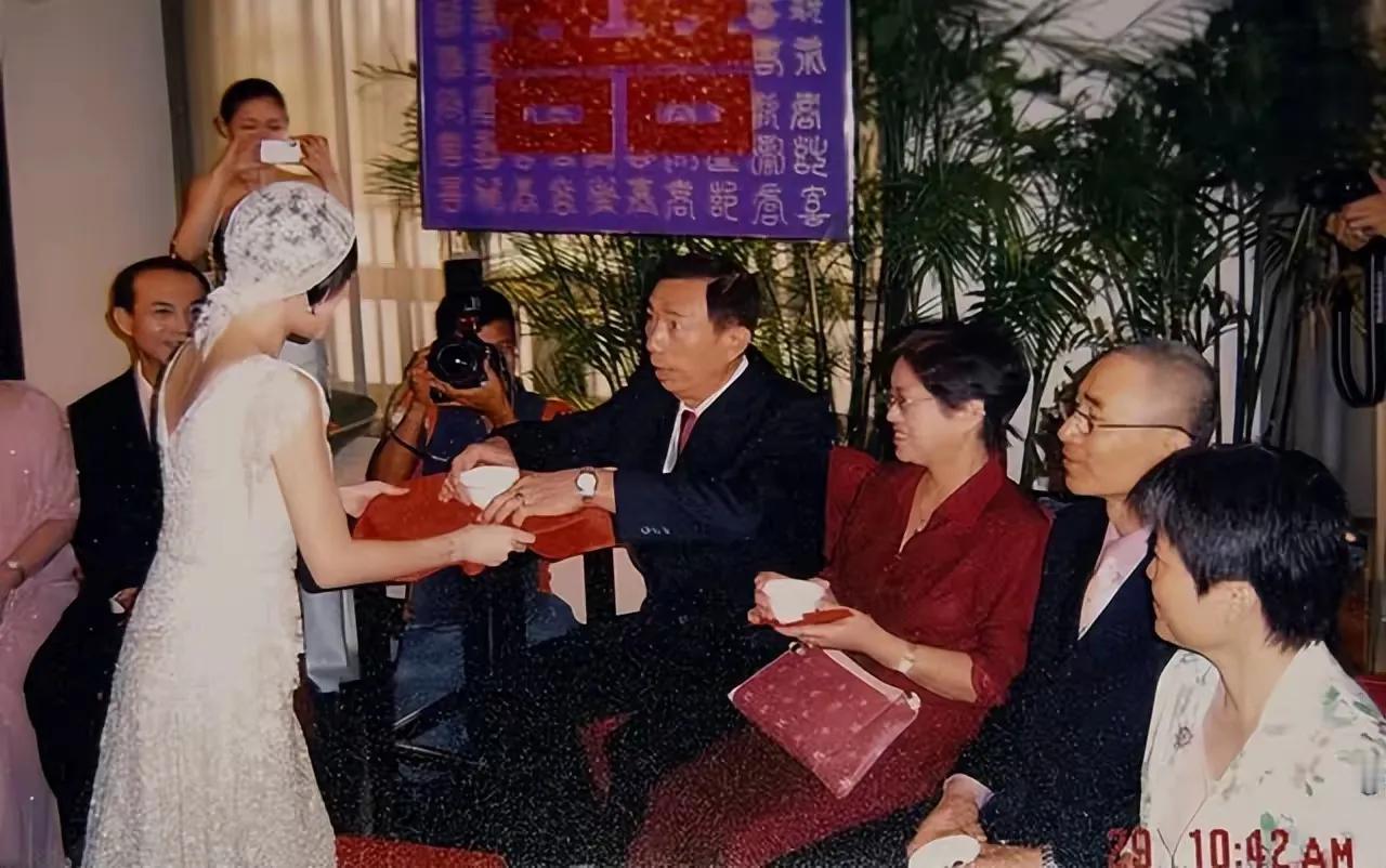 小S的老公许雅钧真不错，20多年的婚姻，依旧是恩爱如初。大S完全是多虑了，妹妹嫁