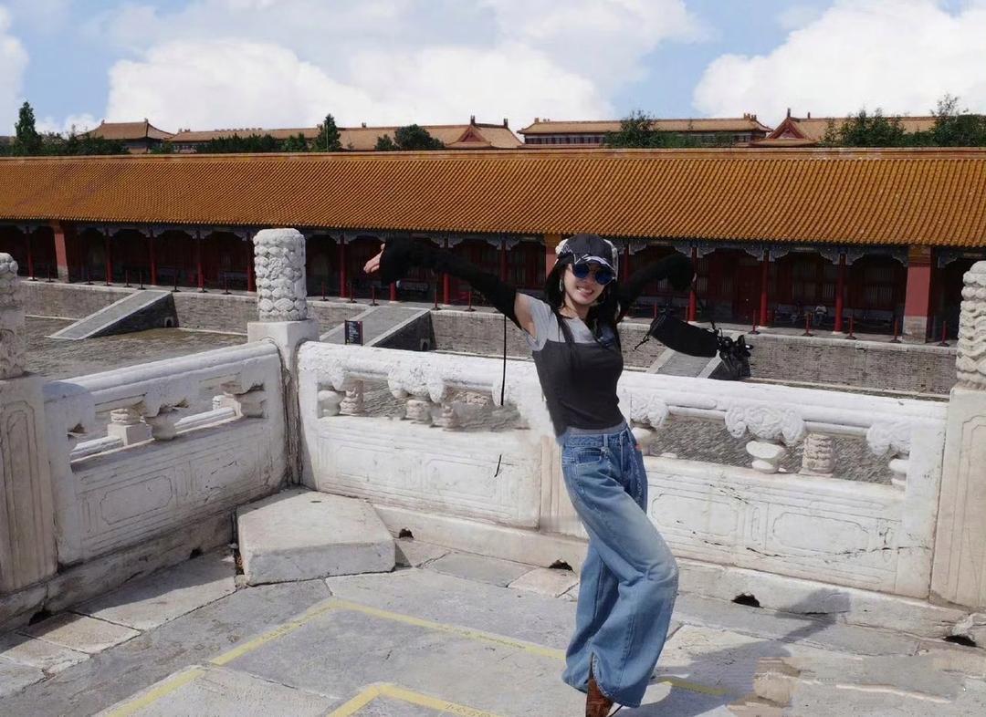 蔡依林现身北京故宫游玩，她身材瘦小，五官秀美，头戴黑色棒球帽，长发飘飘，45岁了