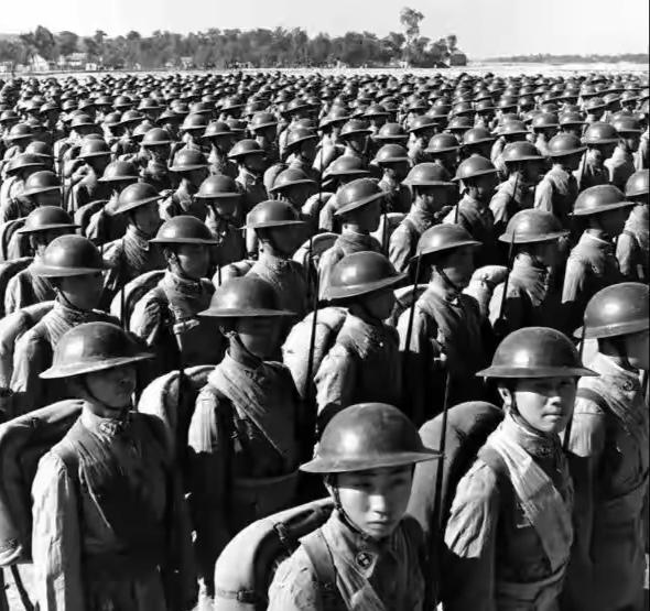 1943年，日军逮住个管机枪的少校，严刑拷打，腿都打断了，愣是撬不开嘴。临枪