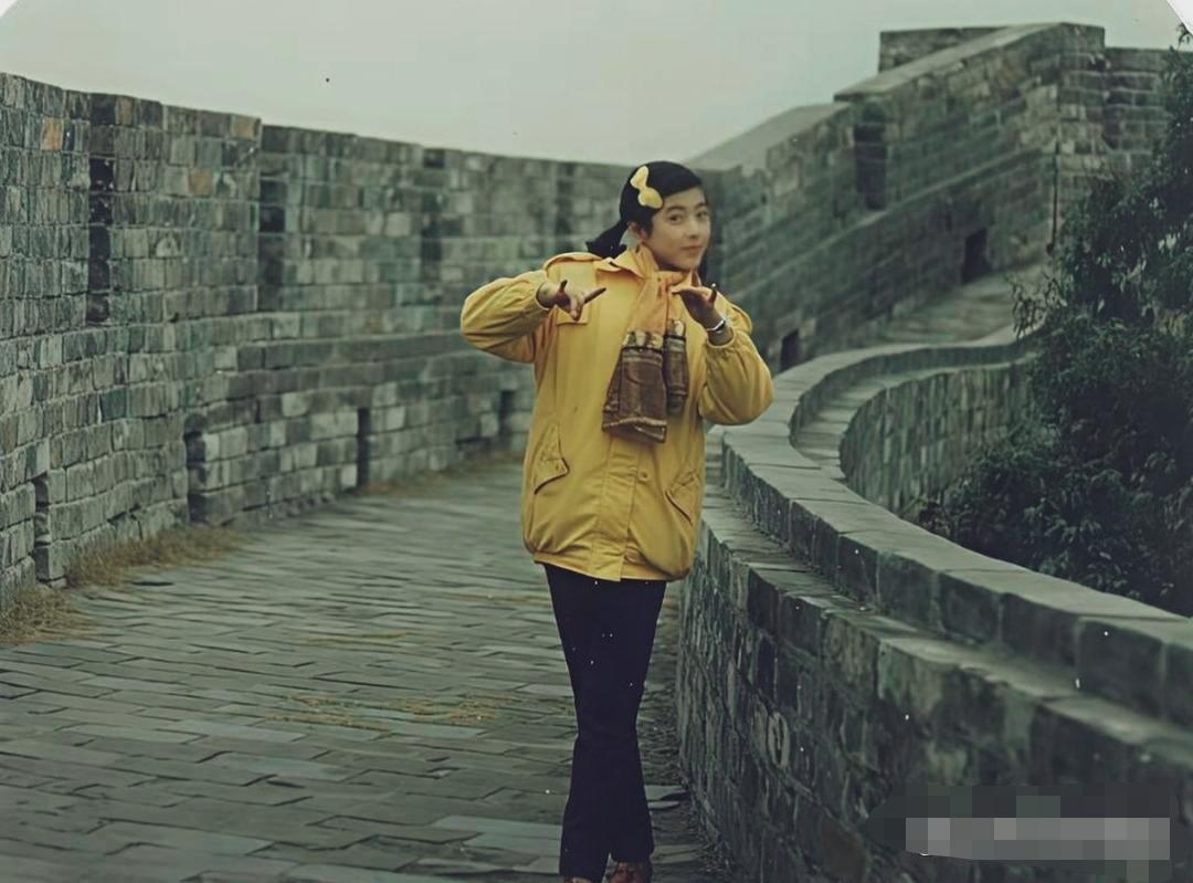 中戏第一校花曾黎少女时期的一张照片，亮黄色外套格外亮眼，头发别着黄色蝴蝶结发饰，