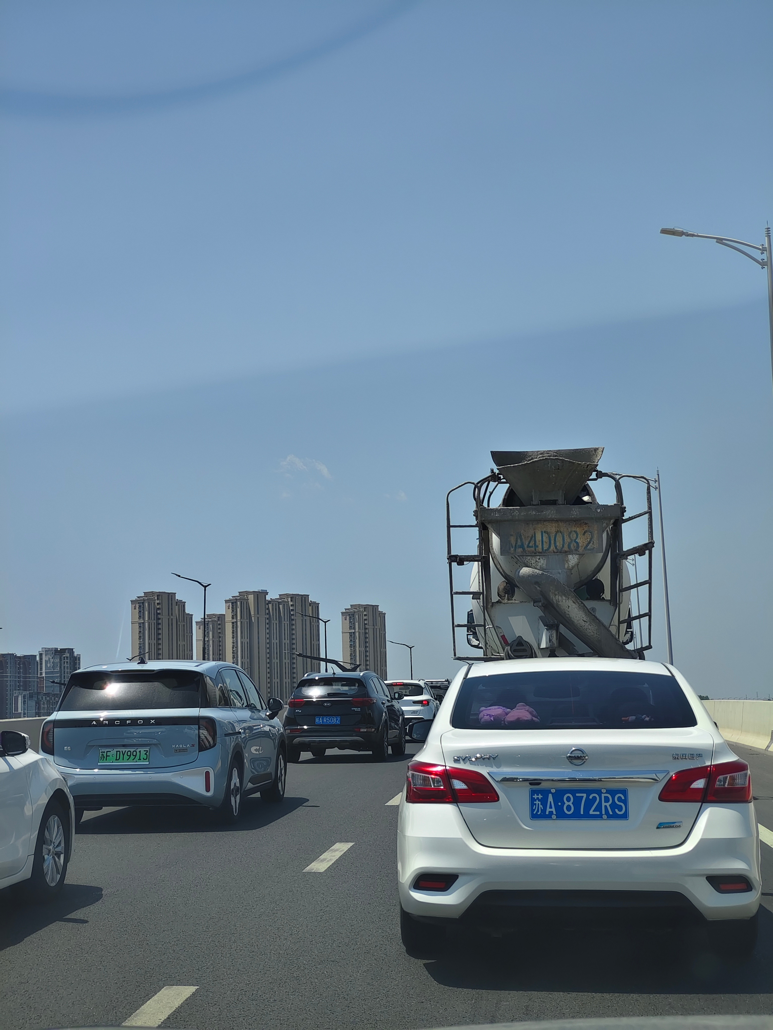 网友给我一个方案，让我先去盱眙吃顿龙虾，然后再继续赶路，说不定徐州方向的高速就不