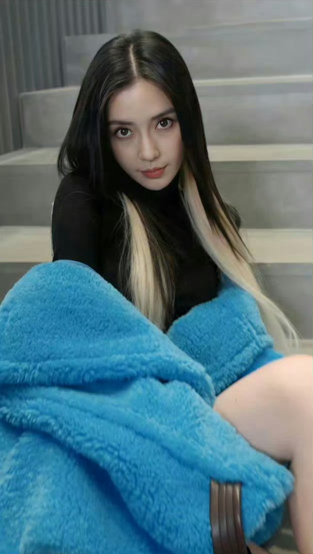 杨颖baby在楼梯上把腿分开了，而且腿像穿了肉丝一样，好棒​​​