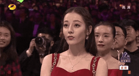氵奖和真拿奖的区别，看闫妮的表情就知道了，宋佳拿奖，闫妮为她高兴，主动给她送