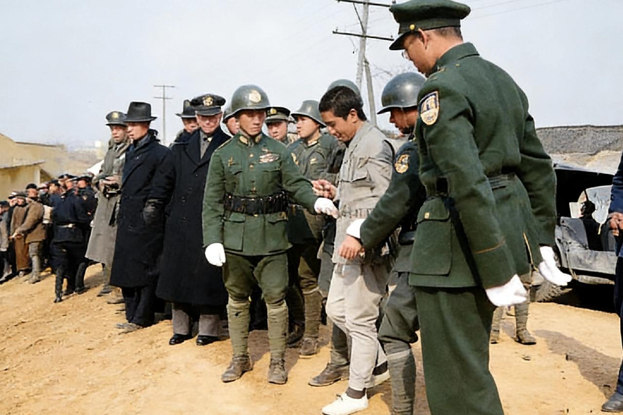 1946年，南京郊外，日本战犯鹤丸光义被处决时，一张罕见的镜头，镜头中的他在宪兵