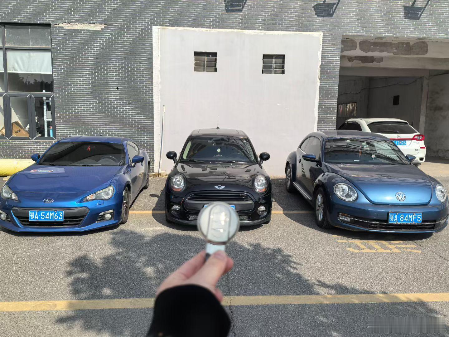 小Mini的最大优势跟啥车放在一起都不输气质最新收购15年Minione1.