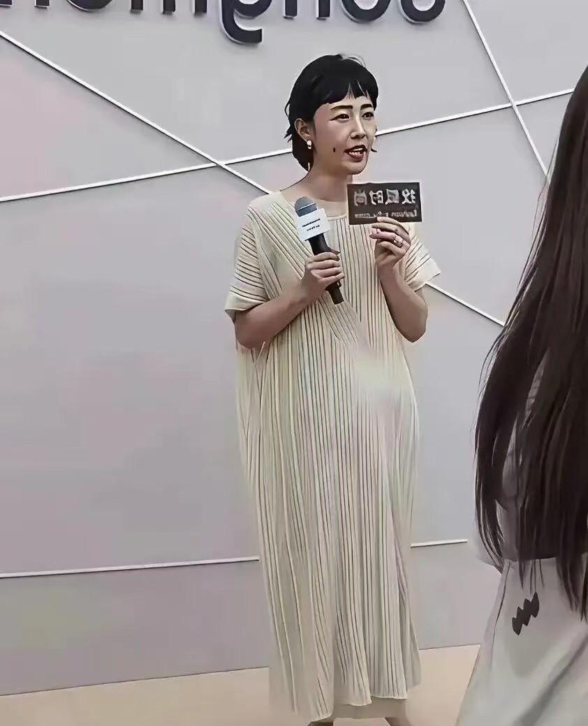 刷到白百何的近照，我愣了一下。她不是变丑了，她是变了一个人。以前的黄小仙，又