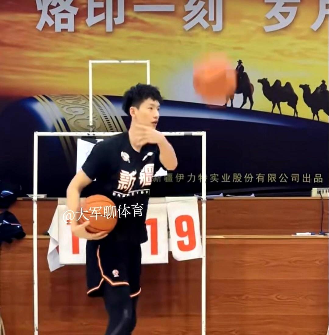 随着队内中锋李炎哲的归队，新疆飞虎男篮国内球员目前已全员到位。可小朱这两年真是