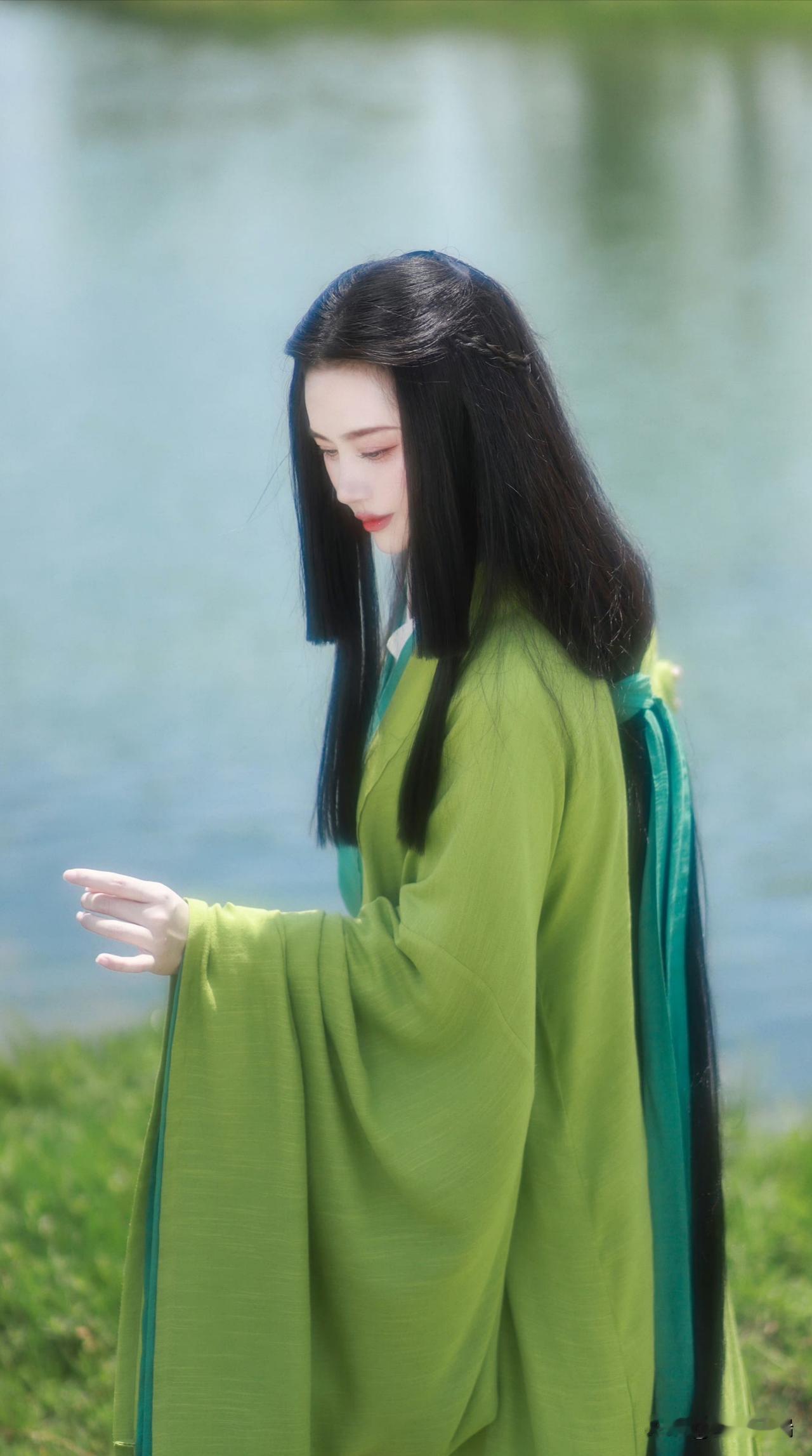 “古风美人，绿衣飘飘，湖畔漫步”🌸👗💦