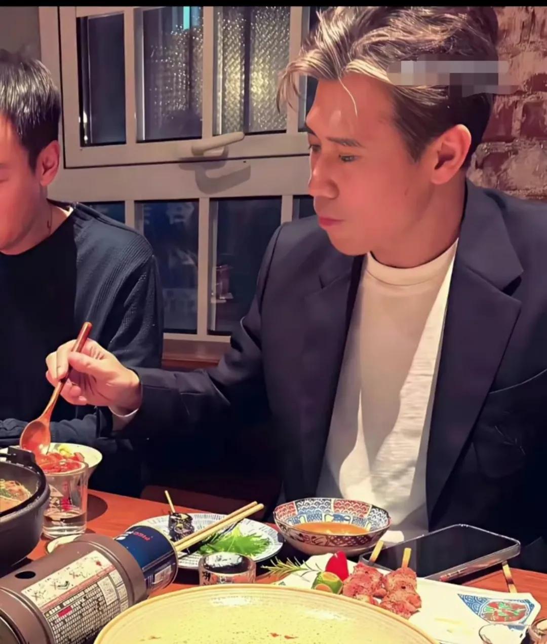 讲真，李乃文这哥们真能处！前段时间，辛柏青和李乃文一同现身大孤山，几人此行的