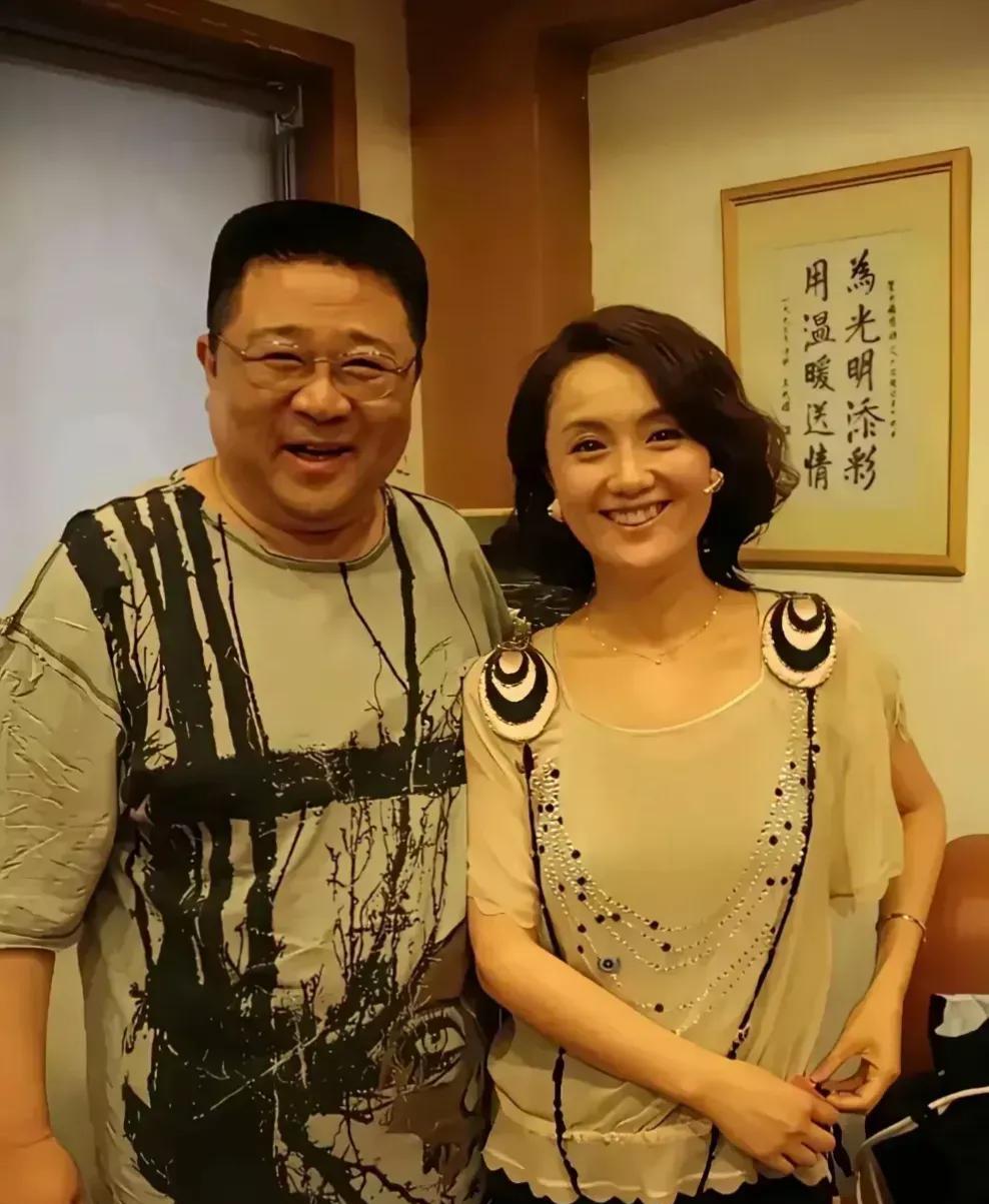 看到梁冠华和朱媛媛的合影，就想起《贫嘴张大民的幸福生活》这部经典剧。那时候这剧火