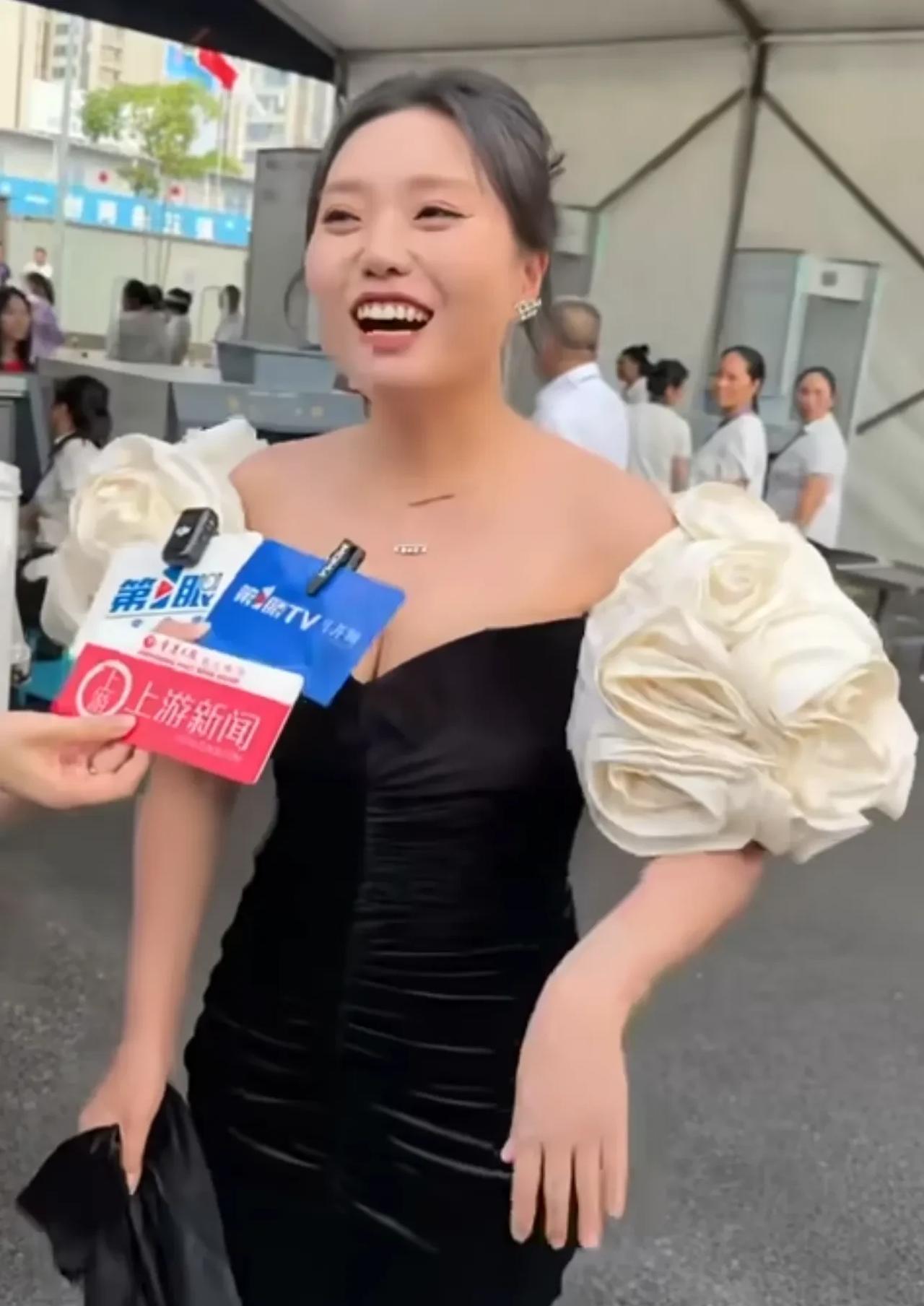 现在的李雪琴和刚参加脱口秀时的李雪琴，那真的是云泥之别，那种瑟缩和小胆怯以及不自