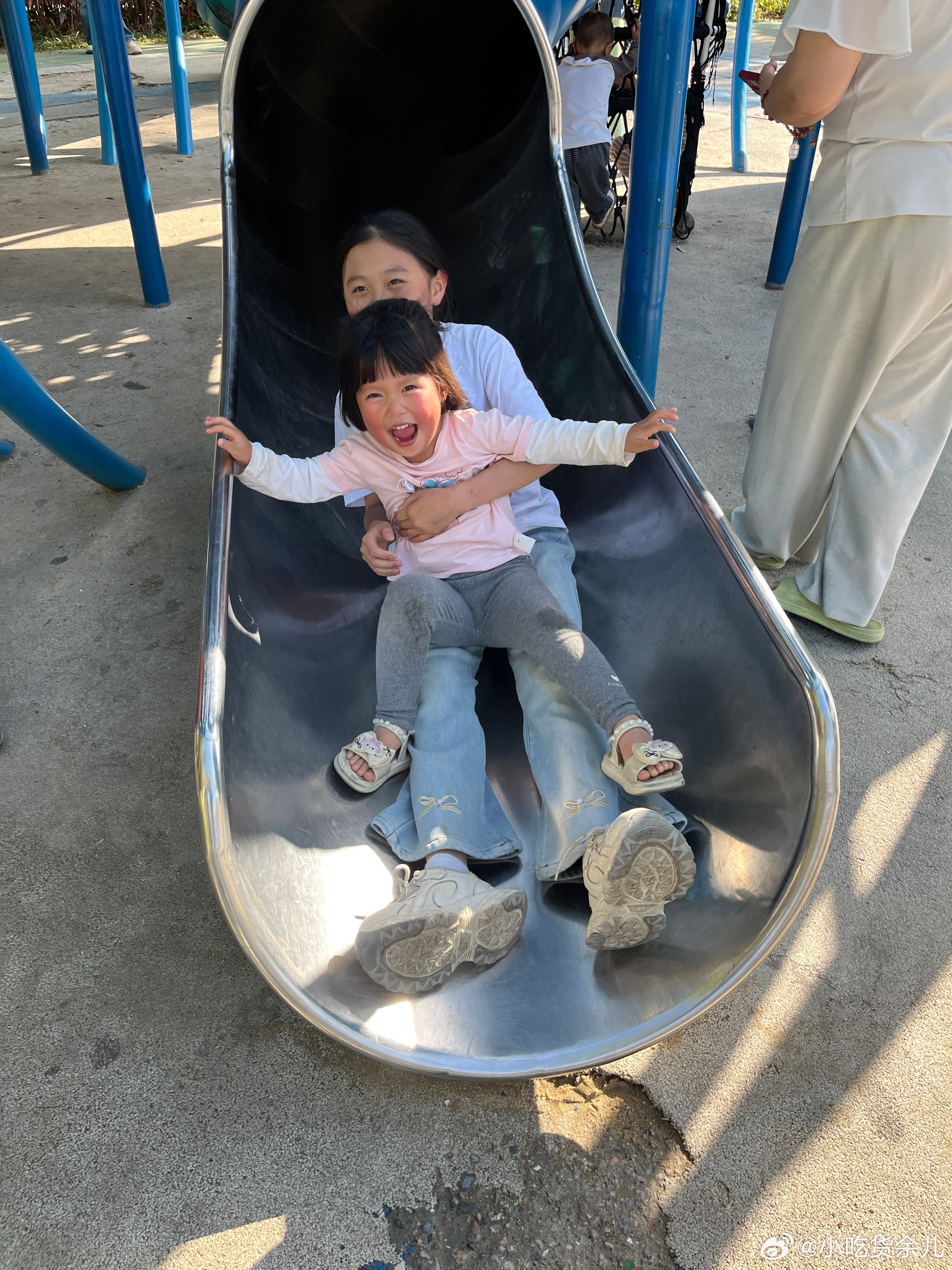 野餐完了，来玩沙子和滑滑梯。怎么男孩子也那么爱生气，有吃有玩还不行，还要哄。重要