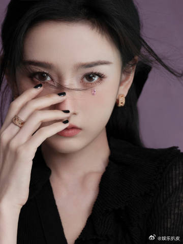 宋祖儿泪钻1秒原谅鹅室了，怎么这么好看！今天是娇俏又灵动的Dior女郎🖤宋祖