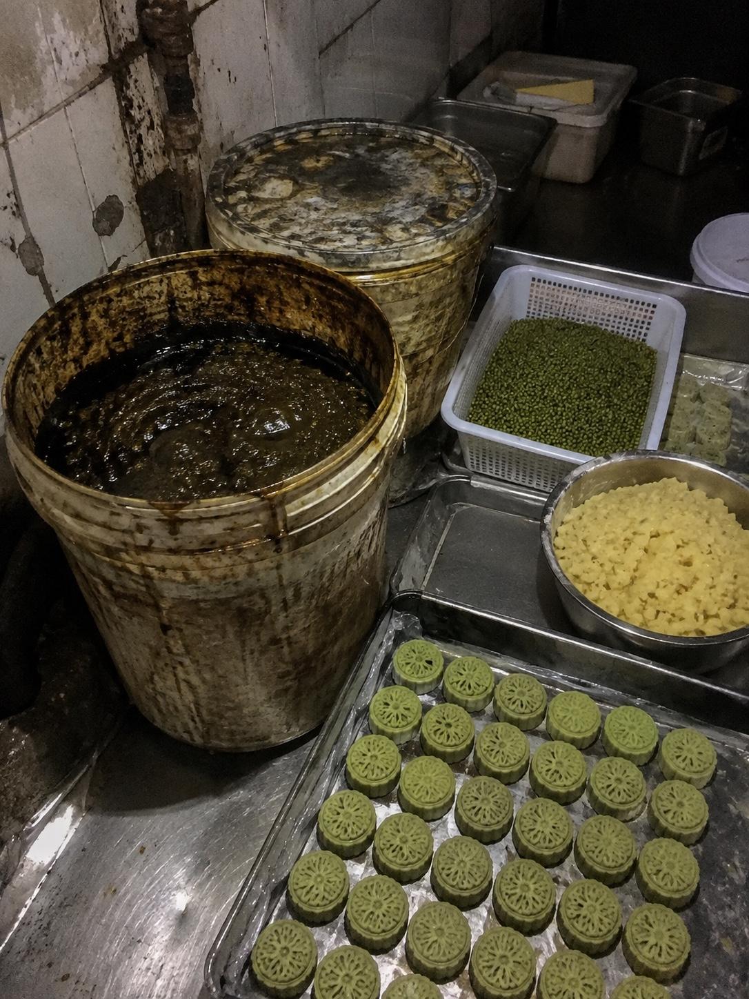 昨儿晚上刷到一条，气得我直接把嘴里那块桃酥吐了。泸溪河，七天上了两次热搜。第