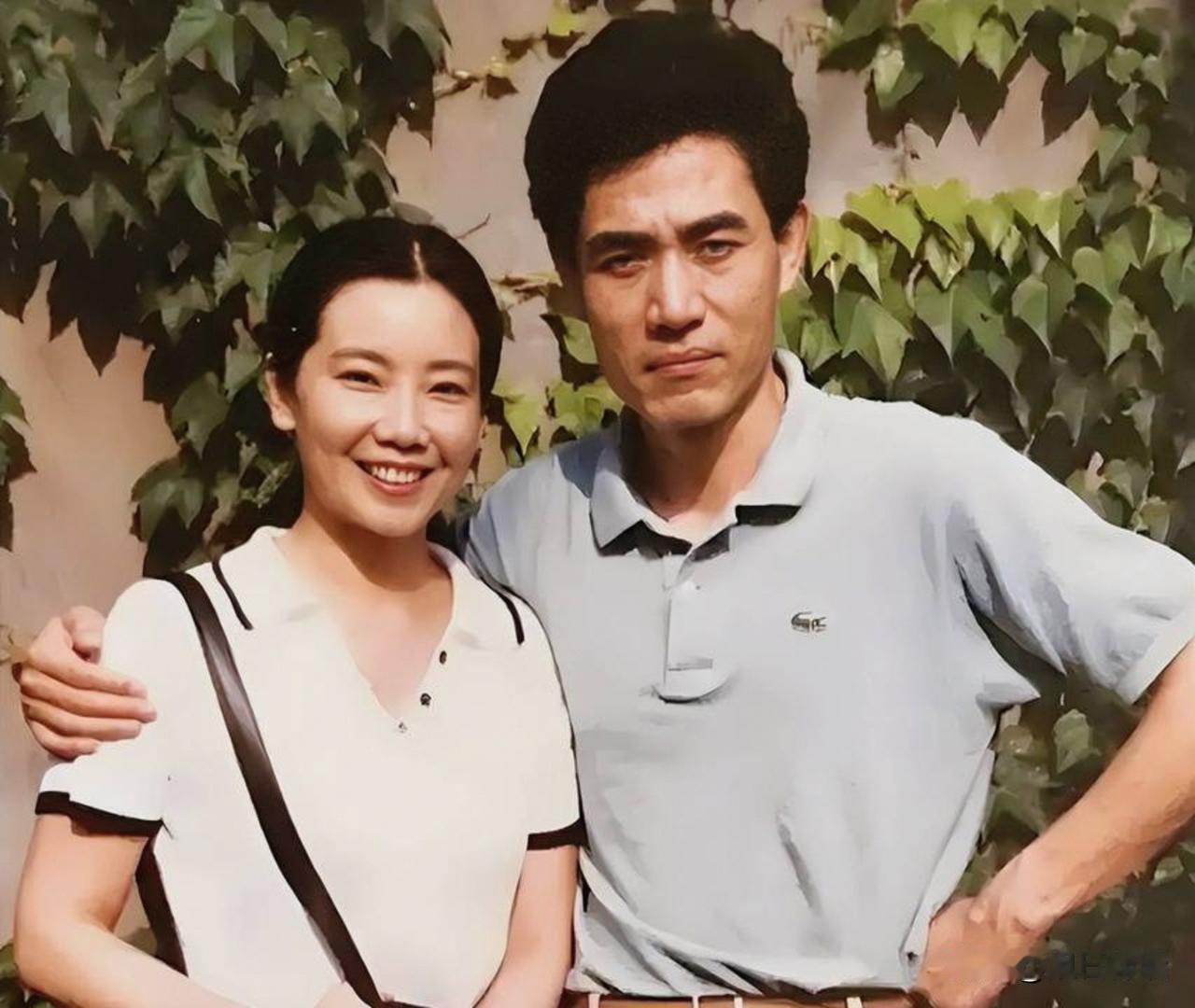 中戏同班同学陈宝国赵奎娥结婚44年零绯闻，老公拍戏时她搬进医院给公公端屎端尿，他