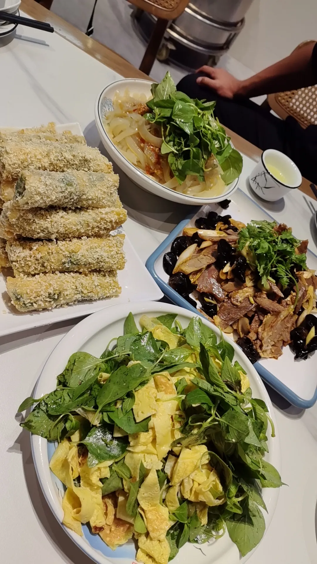 河南的朋友们看过来今天中午受朋友邀请去吃饭他是河南人，非常热情的招待我们吃
