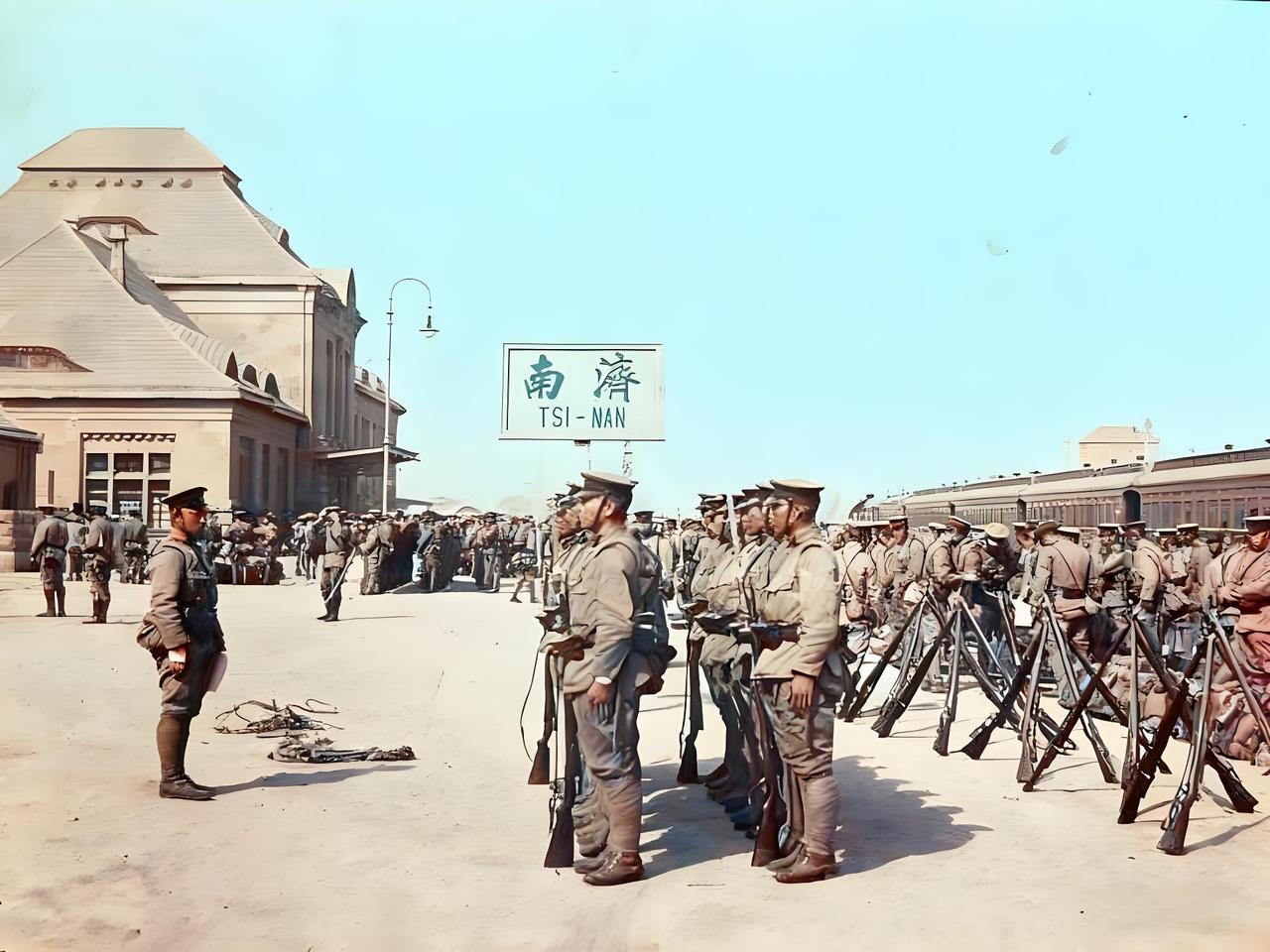 1928年5月，济南火车站，日军侵略军第六师团第十一旅团的鬼子们，身着制式军装、