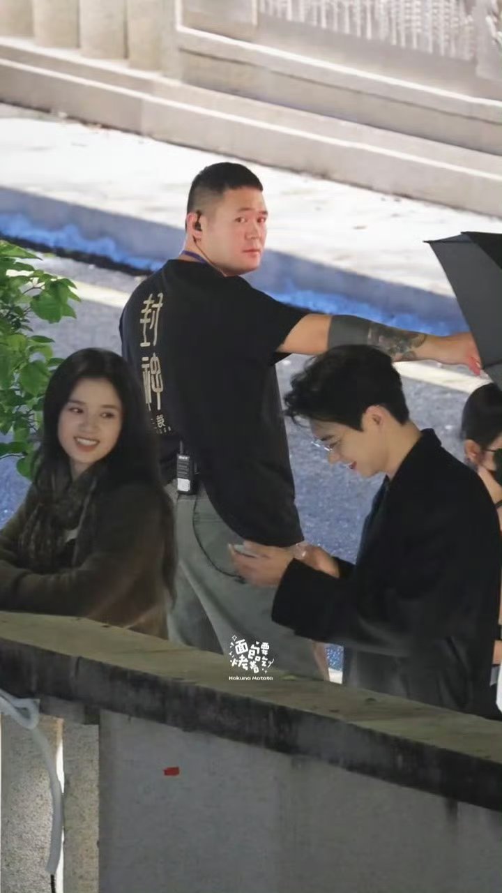 李现给张婧仪拍照存在即好嗑！！！