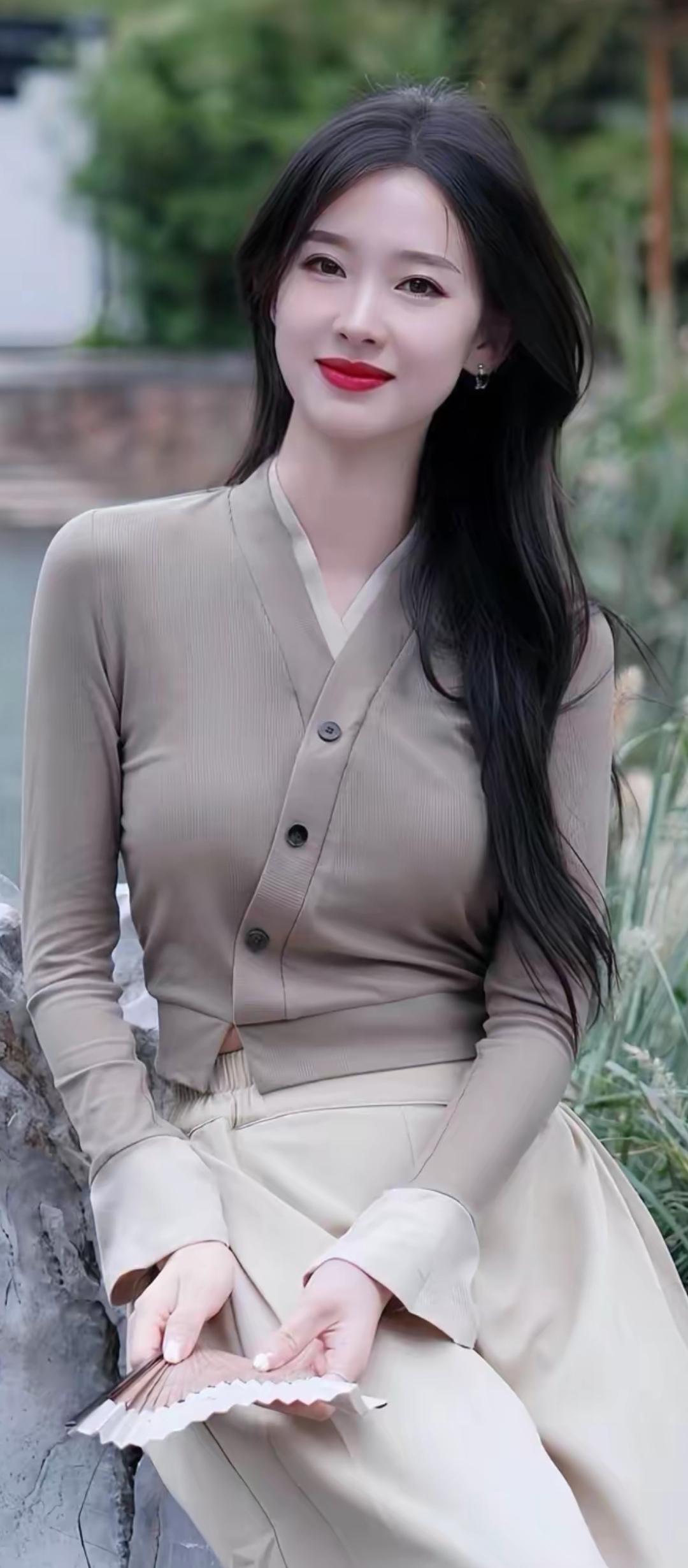 红妆美人倚，轻纱拂绿波。