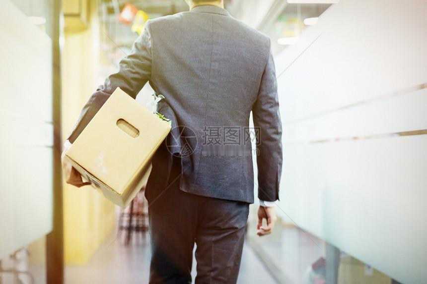 一个朋友42岁公司裁员，给了他两个方案，方案一是补偿35万让他离职，