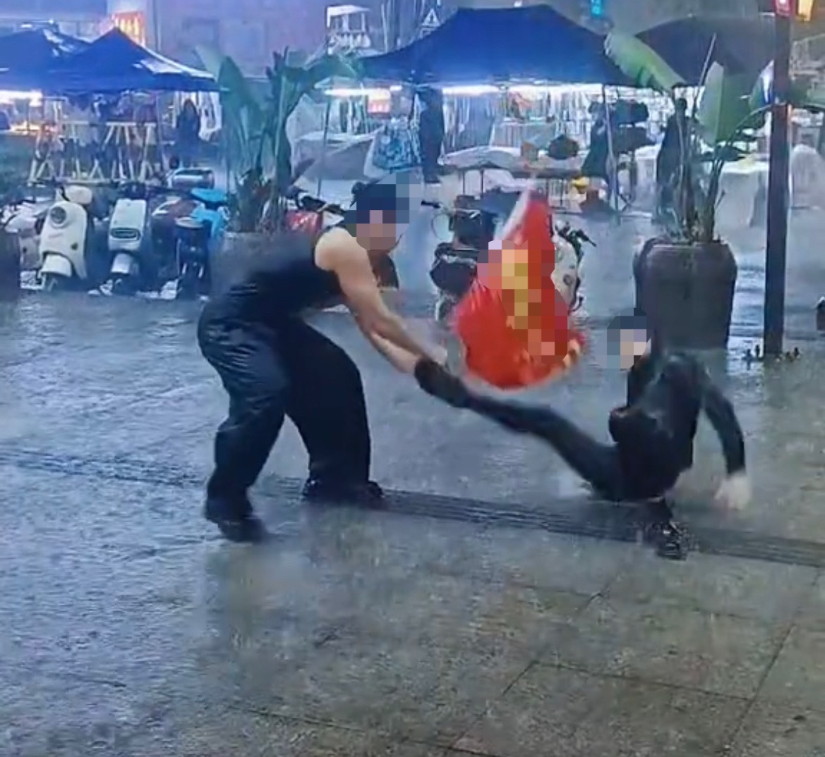 【南宁两男子雨中表演翻空翻摔倒在地】4月28日，网友爆料称：广西南宁两名男子在雨
