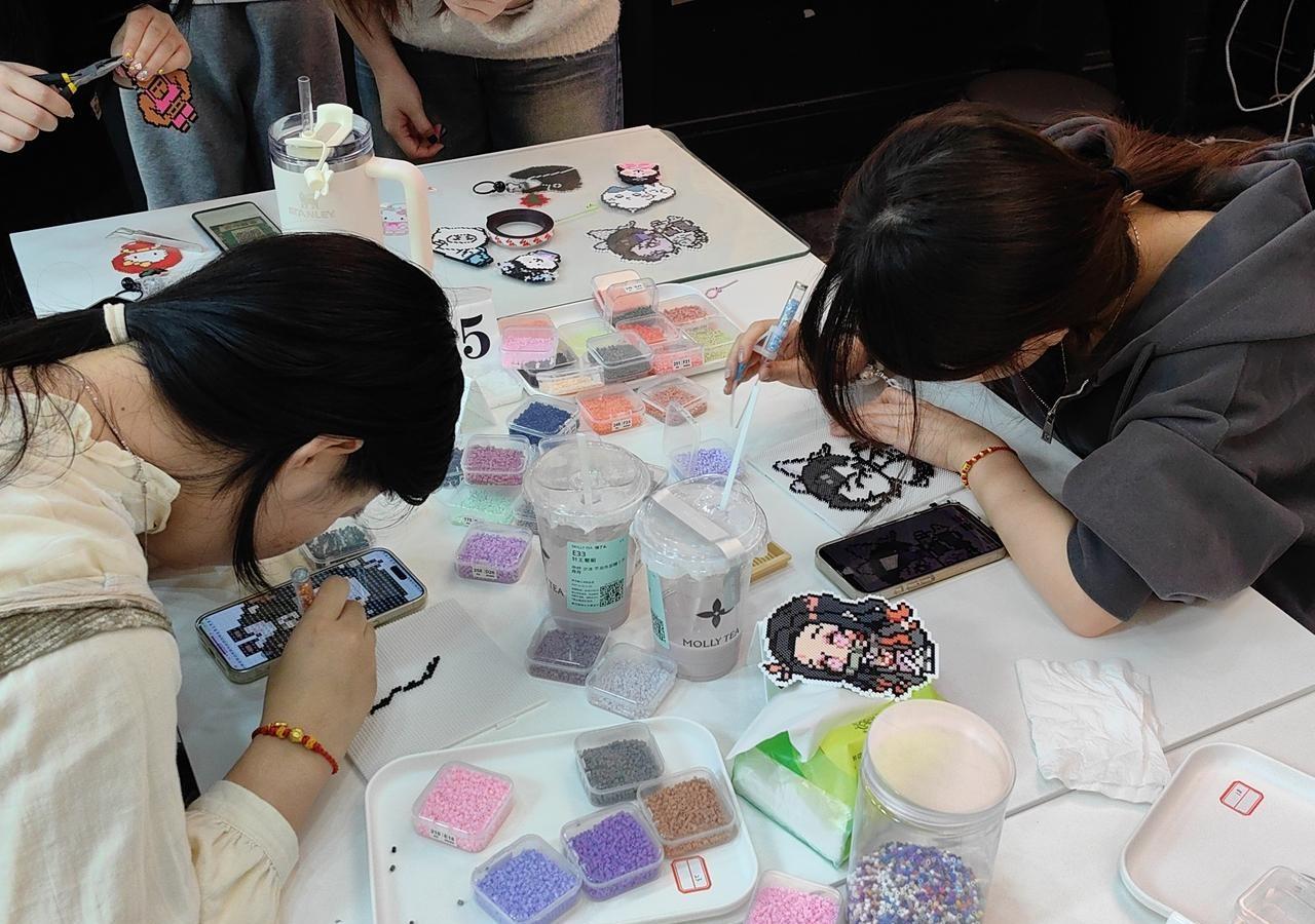 拼豆按斤卖，钱包被掏空，它凭什么火？最近在义乌小商品市场转了一圈，全是装拼豆的