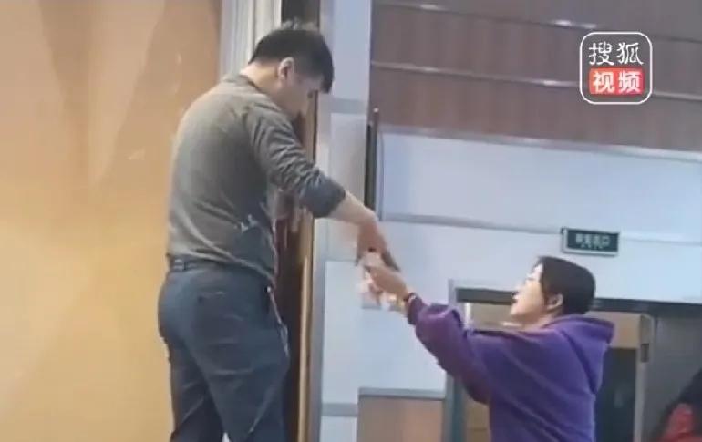 看见张雪峰老师衣服上的白色东西了吗？那是“臭名远扬”的鲱鱼罐头，比臭豆腐还要臭4