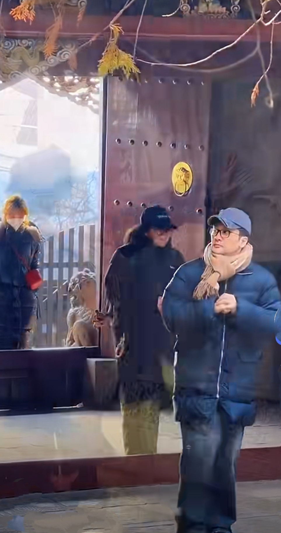 苏有朋近日现身大孤山祈福，穿着厚重的深蓝色长款羽绒服