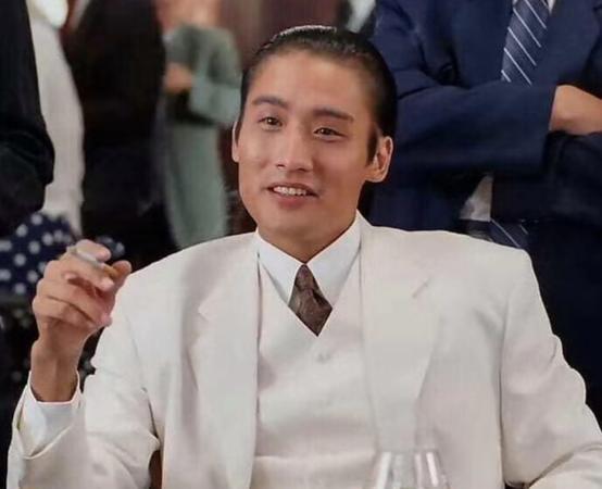 67岁梁家辉凭借《捕风追影》再掀热潮，与成龙对决重现港片黄金年代。他早年因坚持原