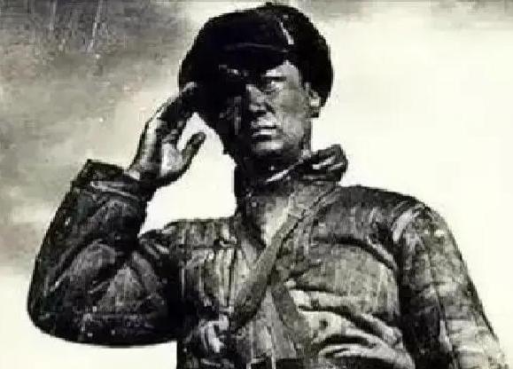 1951年，美军3挺机枪封死全连，23岁士兵裴景善徒手爬上80米悬崖，指导员以为