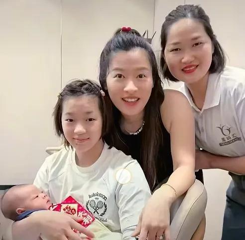 全红婵参加师兄谢思埸宝宝的满月宴时，展现出令人惊叹的“专业带娃”技能。她双手如