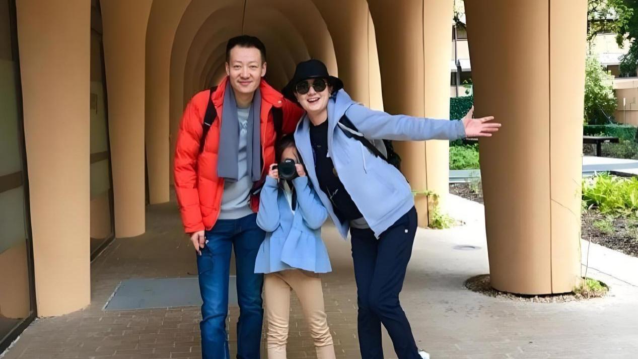 朱媛媛最后与家人合照曝光,满脸笑容很幸福,这辈子家庭美满和睦