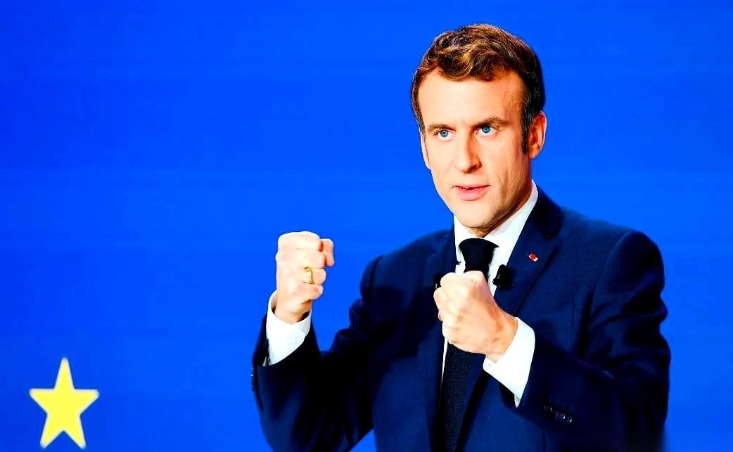 法国总统马克龙当着全世界的面，几乎是把话筒当锤子，狠狠砸向了美国。他直言不讳地质