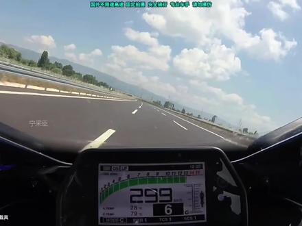 职业车手“土耳其罗西”驾驶雅马哈R1练车