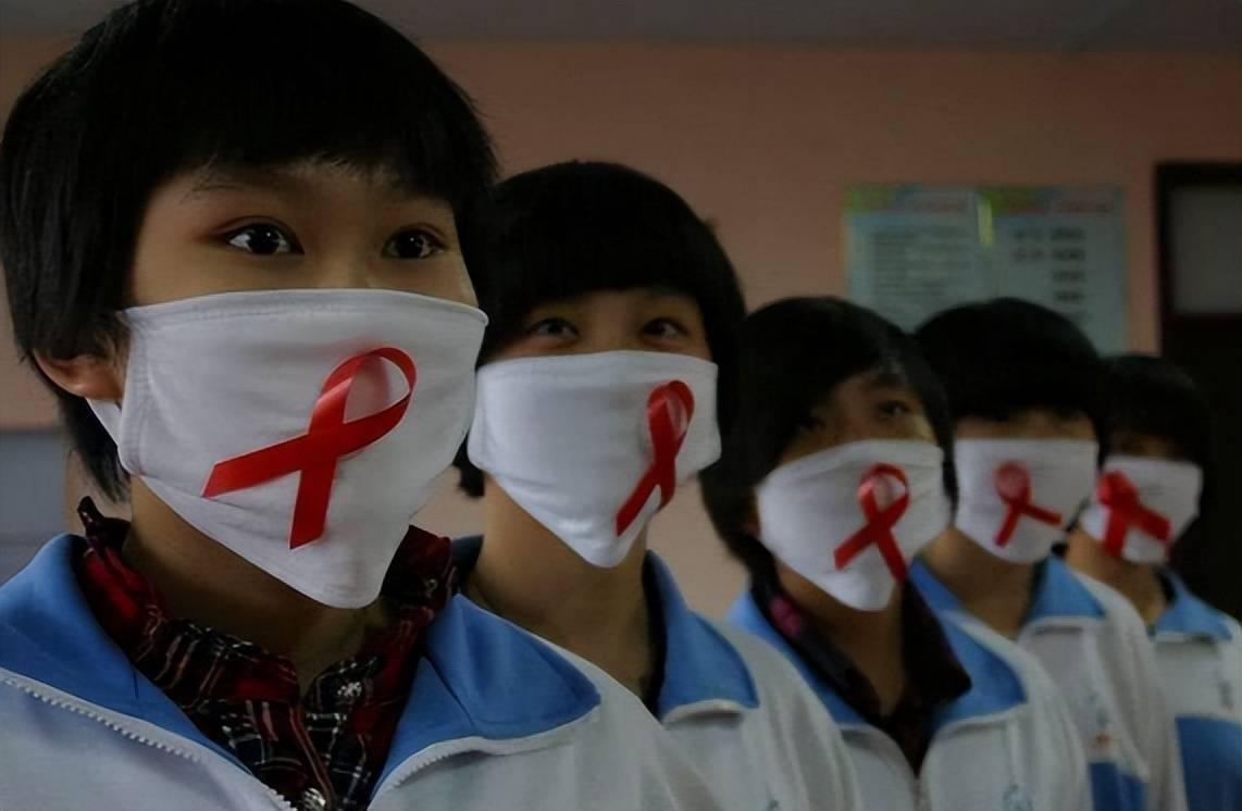 141.01万。这是全国现存活的HIV感染者和艾滋病患者总数。有人拿它跟美国比