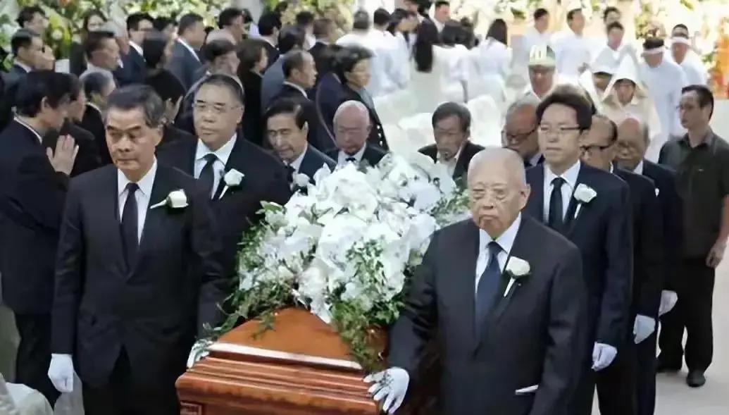 香港送别场面里，最让人意外的不是豪宅和市值，而是排在最前面替人“撑场”的那个人董建华的名字一出，霍英