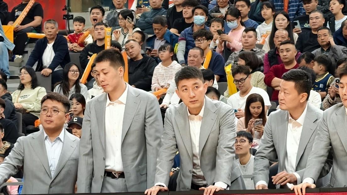 广东教练组为何集体西装亮相?