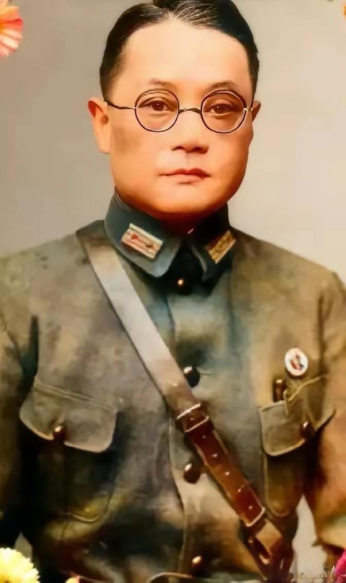 1949年，国军上将潘文华决定起义，却发现七姨太是特务，为了不打草惊蛇，他对七姨