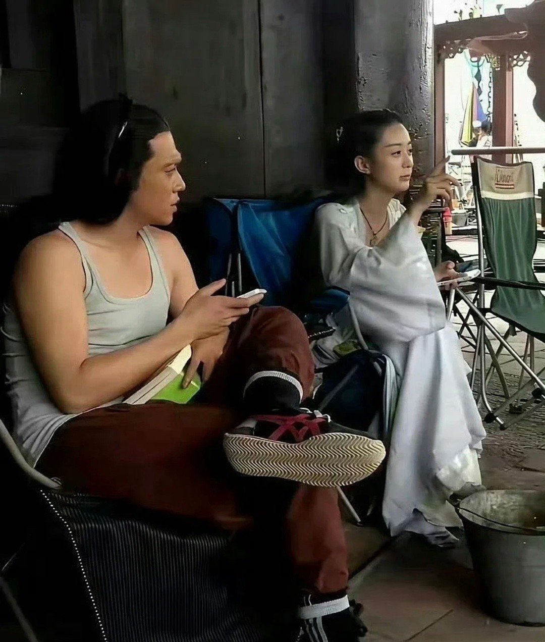 据说这是当年花千骨的拍摄花絮，粗糙的服装道具硬是演成了经典​​​