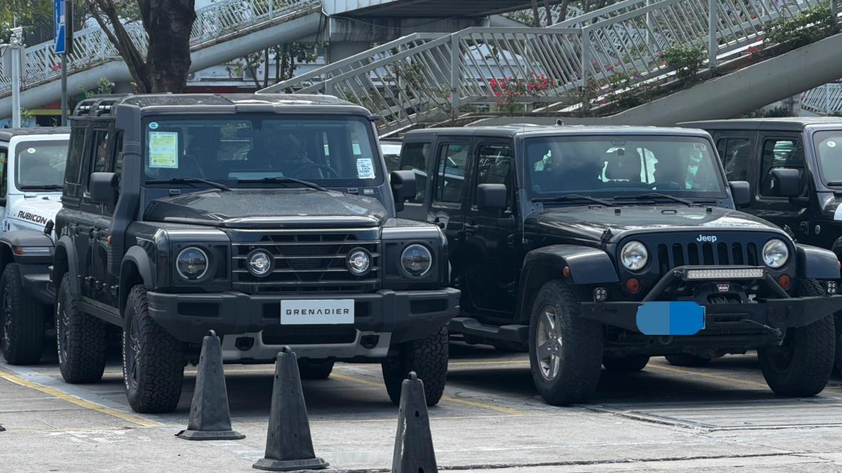 虽说英力士掷弹兵是为了复刻老卫士，但实车真没老卫士好看！（纯个人观点）[大笑]【