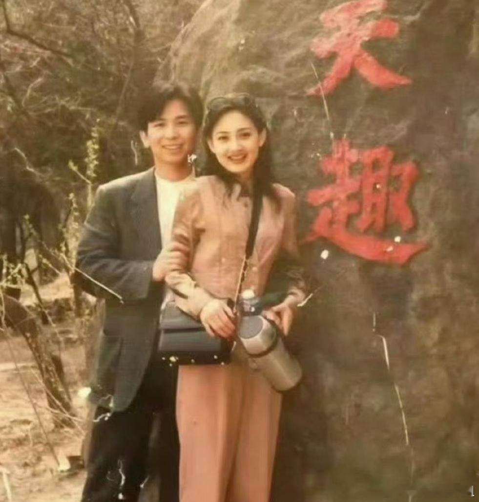 牛莉和她老公年轻时候的照片，在那个没有美颜的年代美成这样！​​​