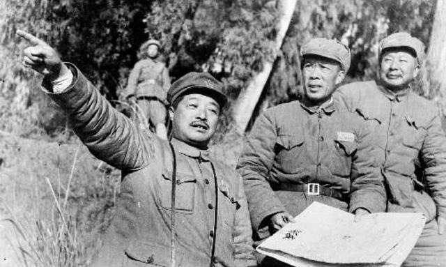 长征期间，国民党的飞机几乎每次都能准确无误地轰炸到红军。贺龙就想出了一个妙计，让