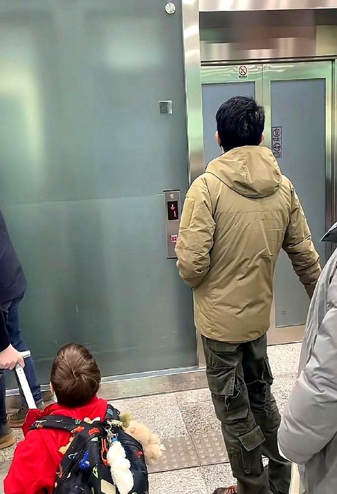 别再吹撒贝宁春晚控场了，你看看他在沈阳机场推箱子的样子，一手牵娃一手扛包，比谁都