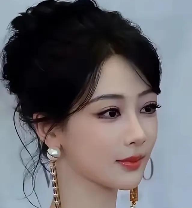 哇塞！这也太惊艳了吧！这颜值都要赶上杨颖了，简直就是真人版的芭比娃娃了。都说：